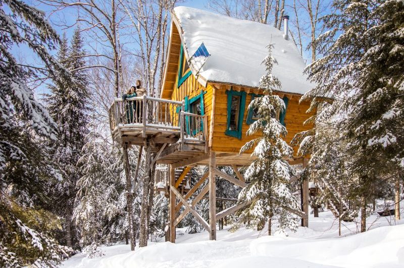le chalet enchanté, cabane dans les arbres que vous pouvez louer aux Toits du Monde au Québec sous la neige en plein hiver