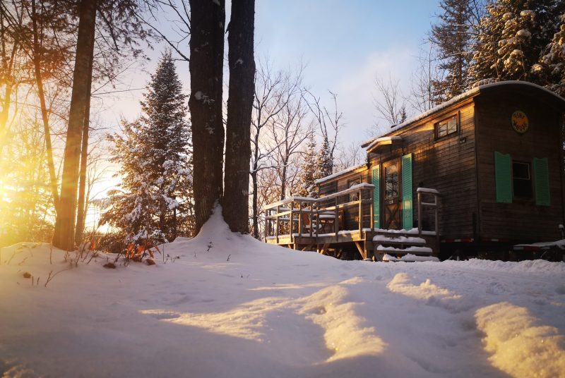 notre mini-maison, une roulotte de style bohème, en hiver dans les Laurentides