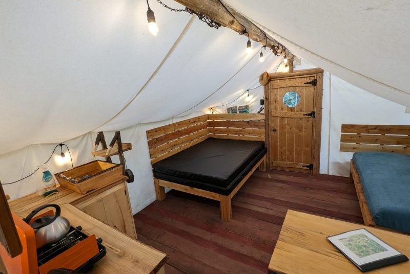 le coin salon de notre tente prospecteur, vue sur le lit, sofa et cuisine
