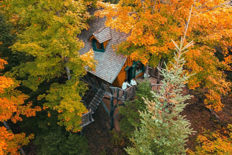 vue de drone de la cabane dans les arbres appelée "le chalet enchanté" aux Toits du Monde au Québec