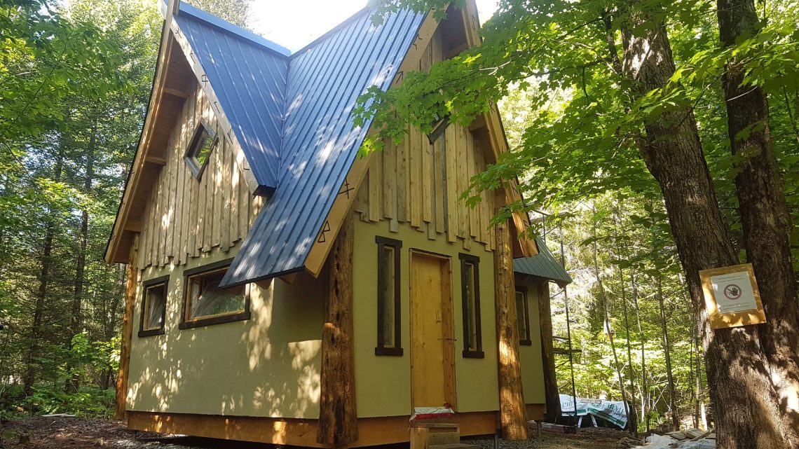 notre maison viking à louer dans son environnement en forêt