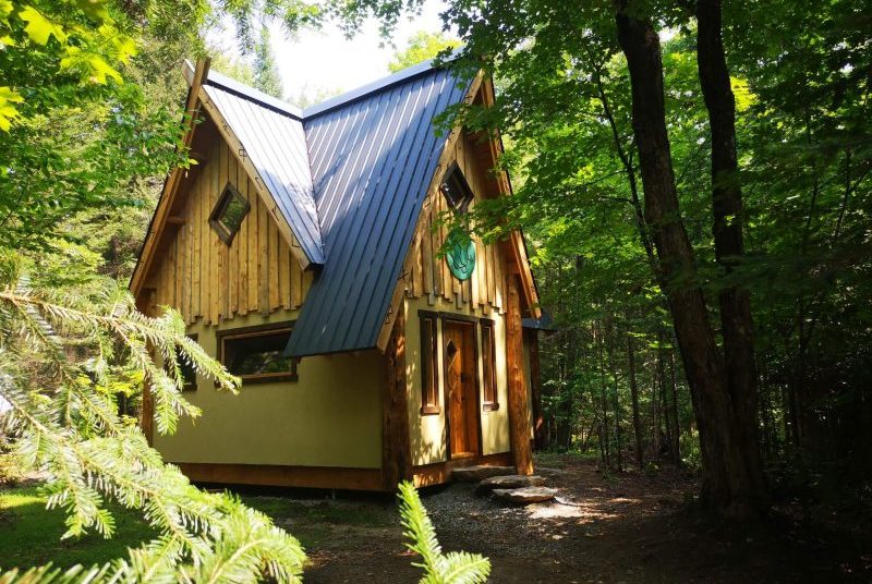 vue de la maison Viking en forêt dans les Laurentides au Québec