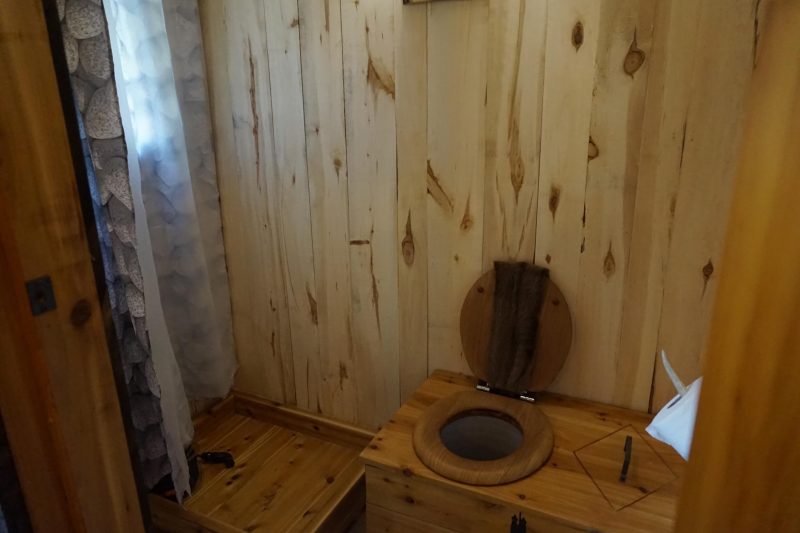 toilette à compost et douche à pression dans le refuge viking