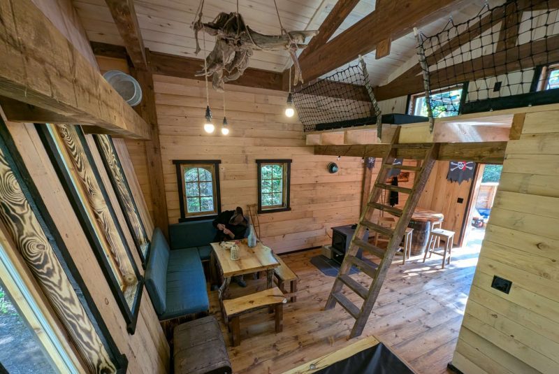 le pirate compte son trésor dans la salle à manger de notre bateau pirate dans les arbres