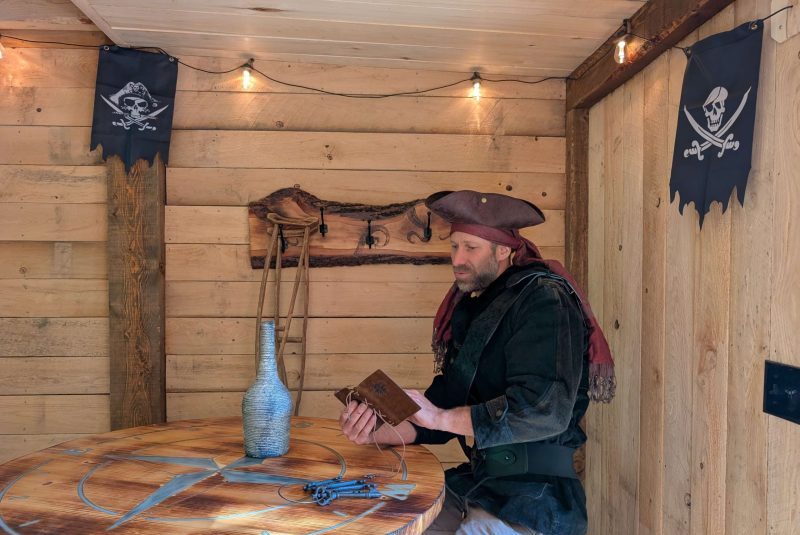 assis sur la table ornée d