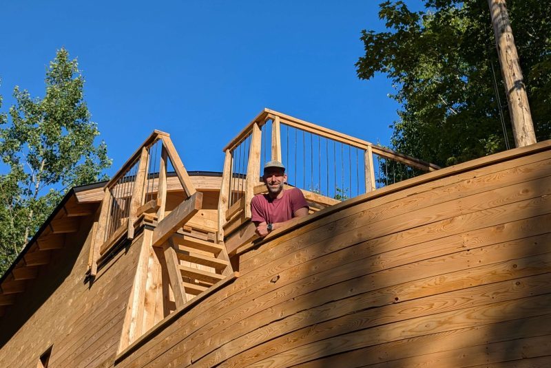 un client de notre cabane dans les arbres se prélasse sur le pont