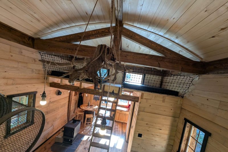 vue de la poupe du bateau pirate sur le salon et la mezzanine