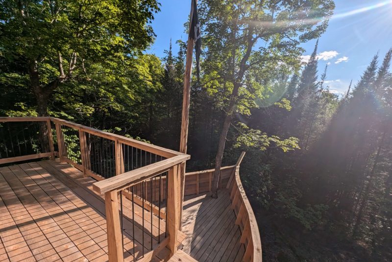 la proue du bateau pirate dans les arbres vue de la capitainerie