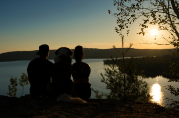 The hiking trail starting from Toits du Monde offers a magnificent view of the sunset over the small Nominingue lake.